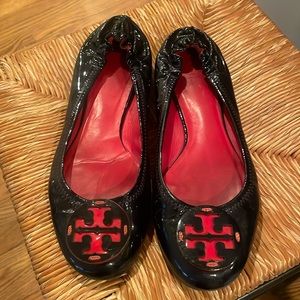 Tory Burch black patent leather ballet flat with red logo medallion sz 9